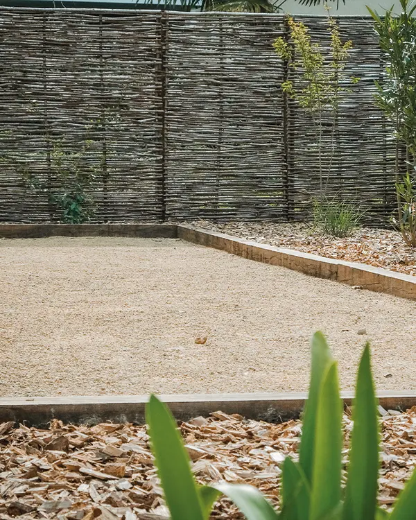 création d'un boulodrome avec bordure en bois