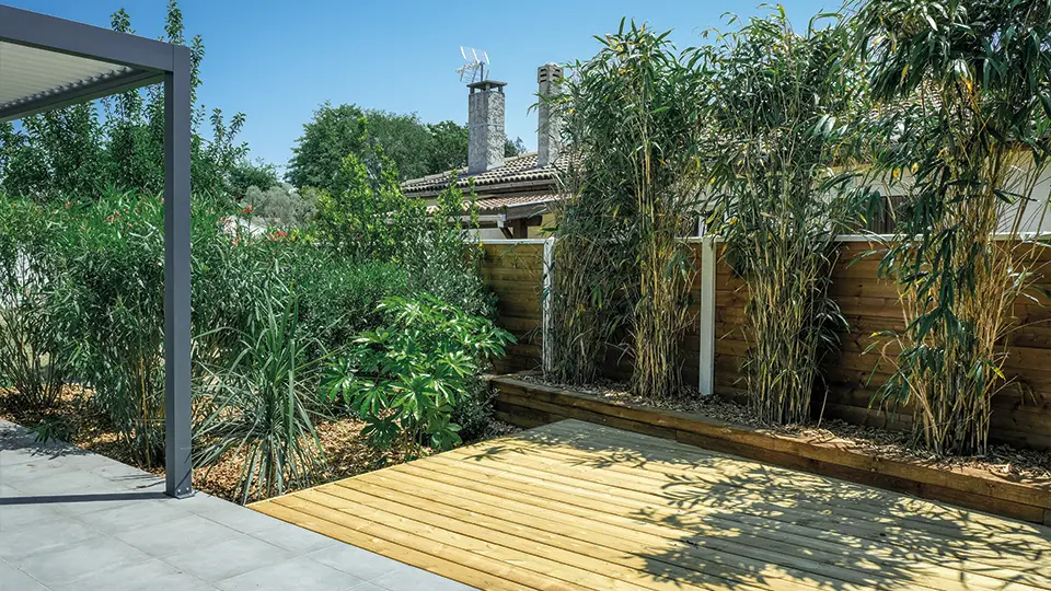 création terrasse en bois dans jardin tchanque service