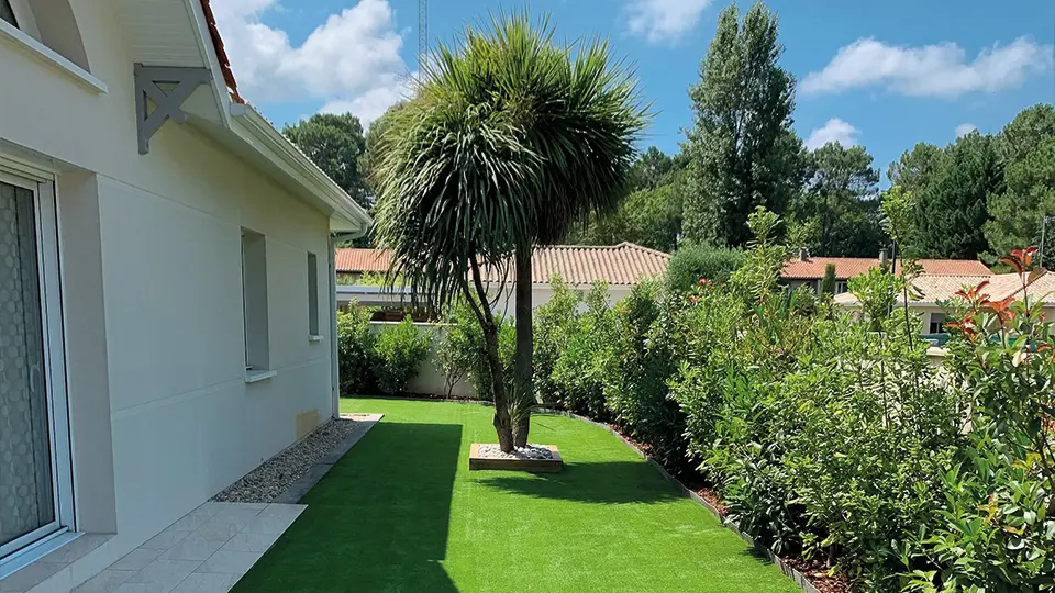 tchanque service gazon synthétique dans jardin